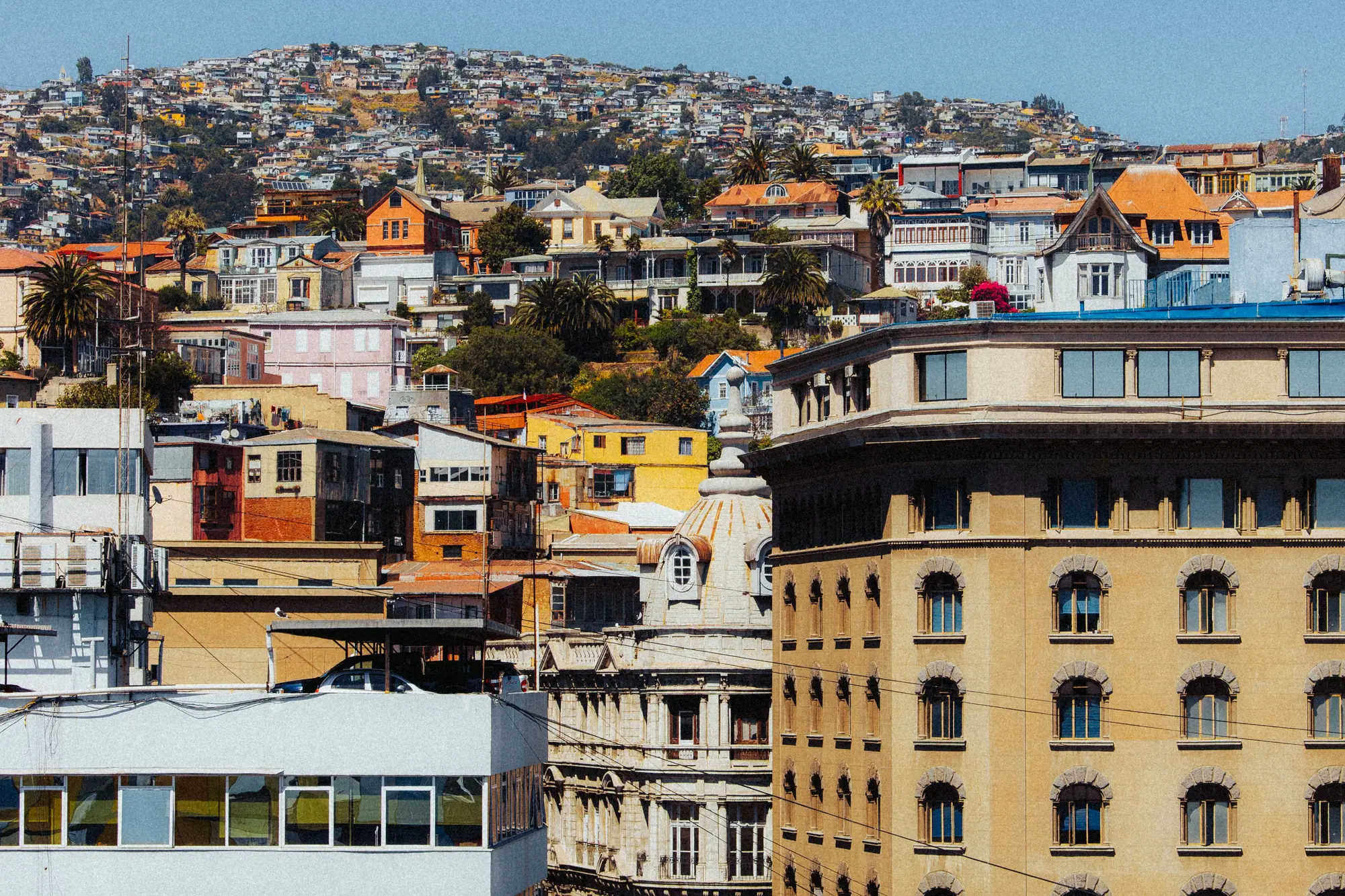 Hillside housing in Valparaíso where many cells overlap
